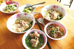ទោះបីពិសាតាមបែបគោក ឬក៏ពិសាតាមបែបមានបន្ថែមទឹកស៊ុប គុយទាវ មី ថ ក៏រក្សាបានឱជារសដាច់ដោយឡែកជានិច្ចនៃតំបន់ស្ទឹងទន្លេ