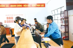 យុវជនស្ម័គ្រចិត្ដជួយប្រជាជនដែលអញ្ជើញមកធ្វើបែបបទនៅមជ្ឈមណ្ឌលសេវារដ្ឋបាលសាធារណៈឃុំ ឡាកយឿង ខេត្ត ឡឹមដុង