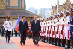 លោកអគ្គលេខាបក្ស តូឡឹម និងសម្តេចតេជោ ហ៊ុនសែន អញ្ជើញត្រួតពលកងកិត្តិយស​កងយោធពលខេមរភូមិន្ទ។ រូបថត៖ យឿងយ៉ាង - ទីភ្នាក់ងារព័ត៌មានវៀតណាម។