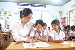 អ្នកគ្រូ ហ្ប៉ារ៉ាអាយឹន ព្យាយាមណែនាំកូនសិស្សបឋមសិក្សា វ៉ ធីសៅ ឃុំ អៀទូល ខេត្ត ដាក់ឡាក់ ធ្វើលំហាត់មេរៀន