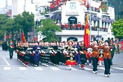 ប្លុកកងជីវពលនារីបណ្តាជនជាតិ វៀតណាម ដង្ហែឆ្លងកាត់តំបន់វិថី ង្វៀន ថៃហុក - កឿណាម