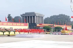 ប្លុកទង់បក្ស ទង់ជាតិដង្ហែឆ្លងកាត់វេទិកាប្រារព្ធពិធី