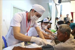 គ្រូពេទ្យ វេជ្ជបណ្ឌិត ពិនិត្យ និងពិគ្រោះសុខភាពជូនប្រជាជនដែលចូលរួមក្នុងកម្មវិធី