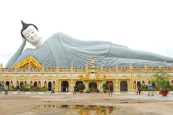 វត្តសំរោង ស្ថិតនៅក្នុងសង្កាត់ សុកត្រាំង ទីក្រុង កឹនធើ ដែលមានព្រះពុទ្ធបដិមាប្រវែង ៦៣ ម៉ែត្រ និងកម្ពស់ ២២,៥ ម៉េត្រ អមដោយជើងទម្រខាងក្រោមដែលសរុបមានកម្ពស់ពីដី ២៨ ម៉ែត្រ។