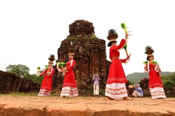 របាំ ចាម្ប៍ ធ្វើឱ្យលម្ហប្រាសាទបុរាណរស់រានឡើងវិញ