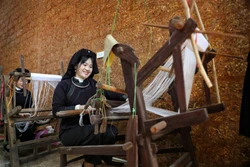 របរត្បាញសំពត់សង្កិមគឺជាមុខរបរប្រពៃណីមួយក្នុងចំណោមមុខរបរប្រពៃណីដិតដោយលក្ខណៈវប្បធម៌របស់អ្នកភូមិបាក់ហ្វា ឃុំតឹនសឺន ខេត្តបាក់និញ។