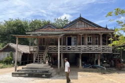 ផ្ទះរបស់លោក ឡឹមហួន នៅភូមិ កនត្រាន់ ឃុំ តឹនហ្វា ខេត្ត តីនិញ នៅតែរក្សាបានអត្តសញ្ញាណវប្បធម៌របស់​ជនជាតិ ខ្មែរ នៅព្រំដែន តីនិញ។