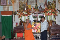 លោក ឡឹម វ៉ាន់ម៉ឹន ប្រធានក្រុមប្រឹក្សាជនជាតិនៃរដ្ឋសភាអញ្ជើញប្រគេនទេយ្យទានព្រះតេជគុណ ហ៊ឺវហ៊ិញ ព្រះចៅអធិការវត្តឃោសិតារាម នៅឃុំ ហ៊ឹងហូយ ខេត្ត​ កាម៉ាវ។