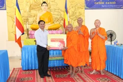 ថ្នាក់ដឹកនាំគណៈកម្មាធិការបក្សខេត្ត វិញឡុង អញ្ជើញប្រគេនទេយ្យទានសមាគមព្រះសង្ឃសាមគ្គីស្នេហាជាតិខេត្ត វិញឡុង។