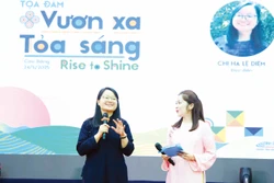 អ្នកដឹកនាំរឿង ហា ឡេយៀម ជួបប្រាស្រ័យជាមួយប្អូនតូចៗ ជនជាតិភាគតិចនៅក្នុងពិធីជួបសំណេះសំណាល "ឈោងឈានទៅឆ្ងាយ - ចែងចាំងពន្លឺ" ដោយសារមន្ទីរនារី វៀតណាម ខែ ឧសភា ឆ្នាំ ២០២៥