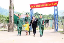 កម្មាភិបាលប៉ុស្តិ៍ការពារព្រំដែននៃច្រកទ្វារព្រំដែនអន្តរជាតិ ចាឡ និងគ្រូបង្រៀននៃសាខាសាលារៀន ក្អាយ (ឃុំ យឹនហ្វា) ទៅដល់ផ្ទះប្អូន ហូកាយ ជាប្រចាំ ដើម្បីចលនា លើកទឹកចិត្តក្រុមគ្រួសាររបស់ប្អូនឱ្យបញ្ជូនប្អូនត្រឡប់​ទៅសាលារៀនវិញ។