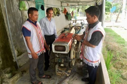 លោក អាថាយ (ខាងឆ្វេង) លេខាបក្ស និងជាប្រធានភូមិ ឡែ តែងតែយកចិត្តទុកដាក់ដល់ការប្រើប្រាស់​វិទ្យាសាស្ត្រ បច្ចេកទេសចូលទៅក្នុងផលិតកម្មកសិកម្មរបស់អ្នកភូមិ។ រូបថត៖ ទីភ្នាក់ងារព័ត៌មានវៀតណាម​ផ្សាយ