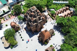 កេរដំណែលជាតិពិសេសប្រាសាទ បា ពោណាហ្គារ សង្កាត់ បាក់ញ៉ាត្រាង ខេត្ត ខាញ់ហ្វា