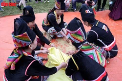 នារីជនជាតិ ឃ្មុ ប្រមូលផលស្រូវ​ ជានិមិត្តរូប​នៃការប៉ងប្រាថ្នាស្រូវពេញ​ជង្រុក​ និងជីវភាពបរិបូរ។