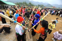 ពិធីអំណរស្រូវថ្មីជាការបង្ហាញពីសីលធម៌ផឹកទឹកនឹកប្រភពរបស់បងប្អូនជនជាតិទាំងឡាយនៅឃុំ កៅសឺន ខេត្ត ភូ-ថ។