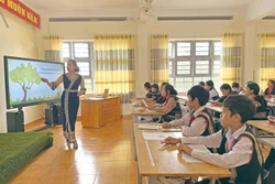 កូនក្មួយបងប្អូនជនជាតិ ក្ហ បានទៅសាលារៀនគ្រប់គ្រាន់ពេលលក្ខខណ្ឌសេដ្ឋកិច្ចគ្រួសារកាន់តែស្ថិរភាពពីមួយថ្ងៃទៅមួយថ្ងៃ។