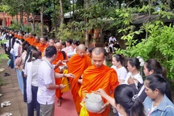 ក្នុងរដូវ​បុណ្យ​សែនដូនតា មាមីងបង​ប្អូនជនជាតិ ​ខ្មែរ ​នៅគ្រប់មជ្ឈដ្ឋាន​​ដែលកាន់​ពុទ្ធសាសនាតែង​តេយក​ចង្ហាន់​​​​ទៅ​​វត្ត​ប្រគេន​ព្រះ​សង្ឃ​។ ក្នុងនោះមានពិធីមួយហៅថារាប់​បាត្រ​ ​ឬដាក់បាត្រ