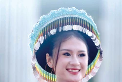 បេក្ខនារីចូលរួមផ្នែកប្រលងបង្ហាញម៉ូដសម្លៀកបំពាក់អាវជនជាតិ។ រូបថត៖ ក្វាងគ្វៀត