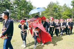 ពិធីដង្ហែកូនក្រមុំជនជាតិ យ៉ាវ ក្រហម ដ៏វិសេសវិសាលនៅខេត្ត ឡាយចូវ