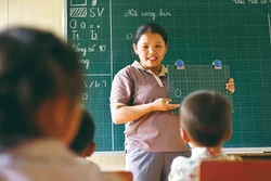 អ្នកគ្រូ ស៊ុង ធីសៃ ក្នុងមួយពេលបង្ហាត់បង្រៀនអក្សរឲ្យប្អូនៗ សិស្សថ្នាក់ទី ១ ត្រៀមឈានចូលឆ្នាំ​សិក្សាថ្មី។