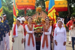 ពិធីដង្ហែគ្រឿងតង្វាយ និងព្រះពស្រ្តាទេពទេវី ពោសាហ៍អ៊ីនឺ។ រូបថត៖ ហុងហៀវ/ទីភ្នាក់ងារព័ត៌មាន វៀតណាម
