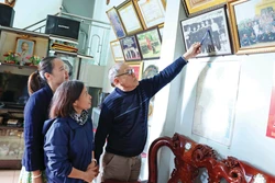 វីរពលកម្ម ឡេ ស៊ន់បា អតីតប្រធានកងពលធំ ៤៧០ (បញ្ជាការដ្ឋាន ទ្រឿងសឺន) ចែករំលែកអំពីថ្ងៃ​ខែ "ភ្លក់ប្រមាត់គេងបន្លា" យុទ្ធជ័យនិងបុណ្យចូលឆ្នាំថ្មី ឆ្នាំរោង អដ្ឋស័ក ឆ្នាំ ១៩៧៦