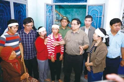 លោកនាយករដ្ឋមន្ត្រី ផាម មិញជិញ អញ្ជើញសួរសុខទុក្ខ លើកទឹកចិត្តក្រុមគ្រួសារត្រូវរងមហន្តរាយយ៉ាងធ្ងន់ធ្ងរដោយសារភ្លៀង និងទឹកជំនន់នៅភូមិ ភូហ៊ឺវ ឃុំ ហ្វាធិញ ខេត្ត ដាក់ឡាក់។