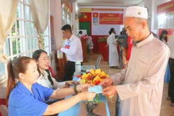 ព្រះសង្ឃនិមន្តទៅបោះឆ្នោតជ្រើសតាំងបេក្ខជនតំណាងរដ្ឋសភា និងក្រុមប្រឹក្សាប្រជាជនគ្រប់លំដាប់ថ្នាក់នៅកន្លែងបោះឆ្នោត ១៦ ឃុំថ្កូវ ខេត្ត វិញឡុង។ រូបថត៖ សហការី