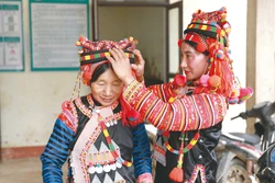 នារីជនជាតិ ហាញី តំបន់ជាយដែនឆ្ងាយដាច់ស្រយាល ឡាយចូវ រៀបចំសម្លៀកបំពាក់ទទួលនិទាឃរដូវថ្មីមួយ។