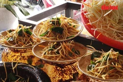 បុកល្ហុងជាអាហារមួយមុខយ៉ាងពេញនិយមរបស់បងប្អូនជនជាតិ ខ្មែរ ដោយមានរសជាតិដិតនៃល្បាយទឹកកាពិប្រហុកកូរជាមួយស្ករត្នោតក្តៅឧណ្ហៗយ៉ាងឈ្ងុយ រួមជាមួយនឹងរសជាតិហឹរ និងជូរអែមធ្វើឲ្យអតិថិជន​ពេញចិត្តមួយ​ទំហឹងតែម្តង។