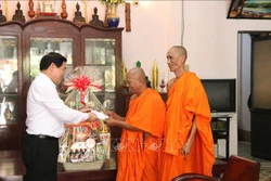 លោក ហាង៉ុកចៀន អញ្ជើញប្រគេនទេយ្យវត្ថុដល់សមាគមសាមគ្គីព្រះសង្ឃស្នេហាជាតិខេត្ត ត្រាវិញ
