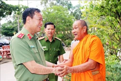 អនុរដ្ឋមន្រ្តីក្រសួងនគរបាល លោក ឡេតឹនទើយ អញ្ជើញមកសួរសុខទុក្ខ ប្រគេនពរនិងជូនពរបុណ្យចូលឆ្នាំថ្មី ដល់ព្រះសង្ឃ គណៈ​​​កម្មការគ្រប់គ្រងវត្ត ពុទ្ធបរិស័ទ វត្ត សិរីវង្សាជយារាម (ខ្វែងដង្ហិត) នៅ ស្រុក ភឿកឡុង