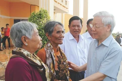 លោកអគ្គលេខាបក្ស ង្វៀន ភូត្រុង អញ្ជើញសួរសុខទុក្ខវីរមាតា វៀតណាម នៅឃុំជនបទថ្មី ង៉ុកតូ ស្រុក មីស្វៀន ខេត្ត សុកត្រាំង (ថ្ងៃទី ៩ ខែ មីនា ឆ្នាំ ២០១៥)