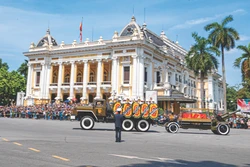 ក្បូនរថយន្តដង្ហែមឈូសលោកអគ្គលេខាបក្ស ង្វៀន ភូត្រុង ឆ្លងកាត់ទីលានបដិវត្តន៍ខែ សីហា