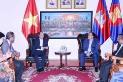 លោកឧត្តមសេនីយ៍ទោ ង្វៀន វ៉ាន់ណាម (ឆ្វេង) អបអរសាទរចំពោះលោក ច័ន្ទ សូរិកាន (ស្តាំ) អគ្គកុងស៊ុលនៃព្រះរាជាណាចក្រ កម្ពុជា នៅទីក្រុងហូជីមិញ។ រូបថត៖ ស៊ន់ឃូ -ទីភ្នាក់ងារព័ត៌មានវៀតណាម