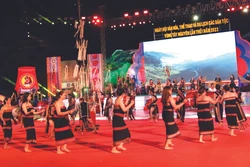 ទិវាមហោស្រពមានការចូលរួមរបស់តារាសម្ដែង សិប្បករសិប្បការិនីជាង ៦០០ នាក់ជាជនជាតិភាគតិចស្ថិតក្នុងចំណោមខេត្តទាំង ៥ តីង្វៀន