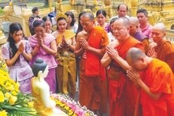 ក្នុងក្របខ័ណ្ឌទិវាវប្បធម៌បណ្តាជនជាតិ វៀតណាម ២០២៣ នាថ្ងៃទី ១៥ ខែ មេសា ឆ្នាំ ២០២៣ នៅភូមិវប្បធម៌ទេសចរបណ្តាជនជាតិ វៀតណាម (ហាណូយ) បងប្អូនជនជាតិ ខ្មែរ រៀបចំបង្ហាញពិធីបុណ្យចូលឆ្នាំថ្មីឡើងវិញ។
