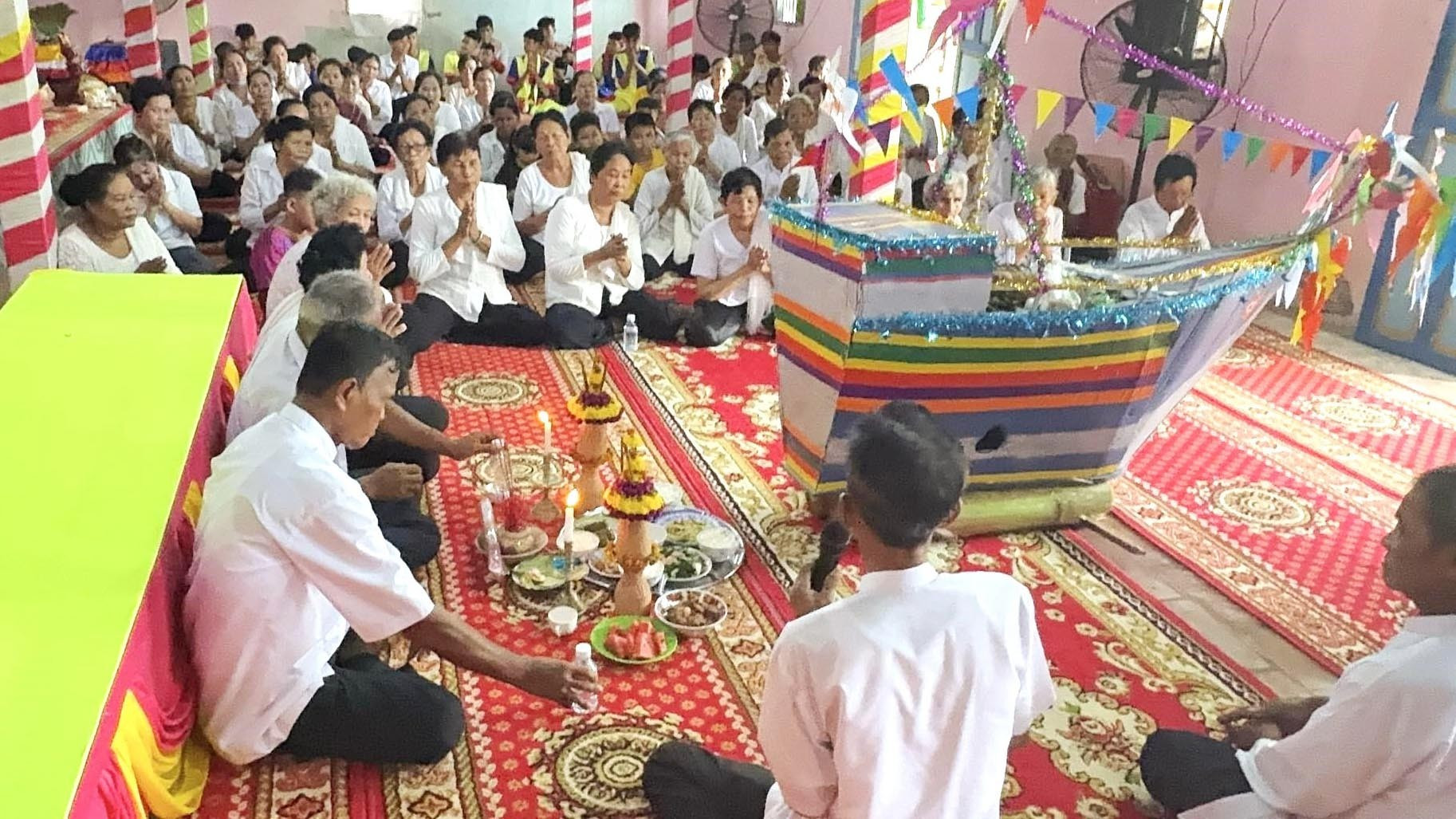 ពុទ្ធបរិស័ទធ្វើពិធីជូនដូនតានៅវត្តសមោធារាមកំបាំងបាត់ នៅភូមិ កំបាំងបាត់ ឃុំ តាមង៉ាយ ខេត្ត វិញឡុង m.jpg