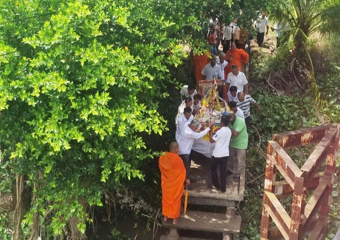 ព្រះសង្ឃនិងពុទ្ធបរិស័ទនៅវត្តមុនីរង្សីមេពាំង ដង្ហែសំពៅយកមកដាក់បណ្តែតទឹកតាមព្រែកដើម្បីធ្វើពិធីជូនដូនតា z7041311367805-45171b6a44e4ed4665917851b2caf086.jpg
