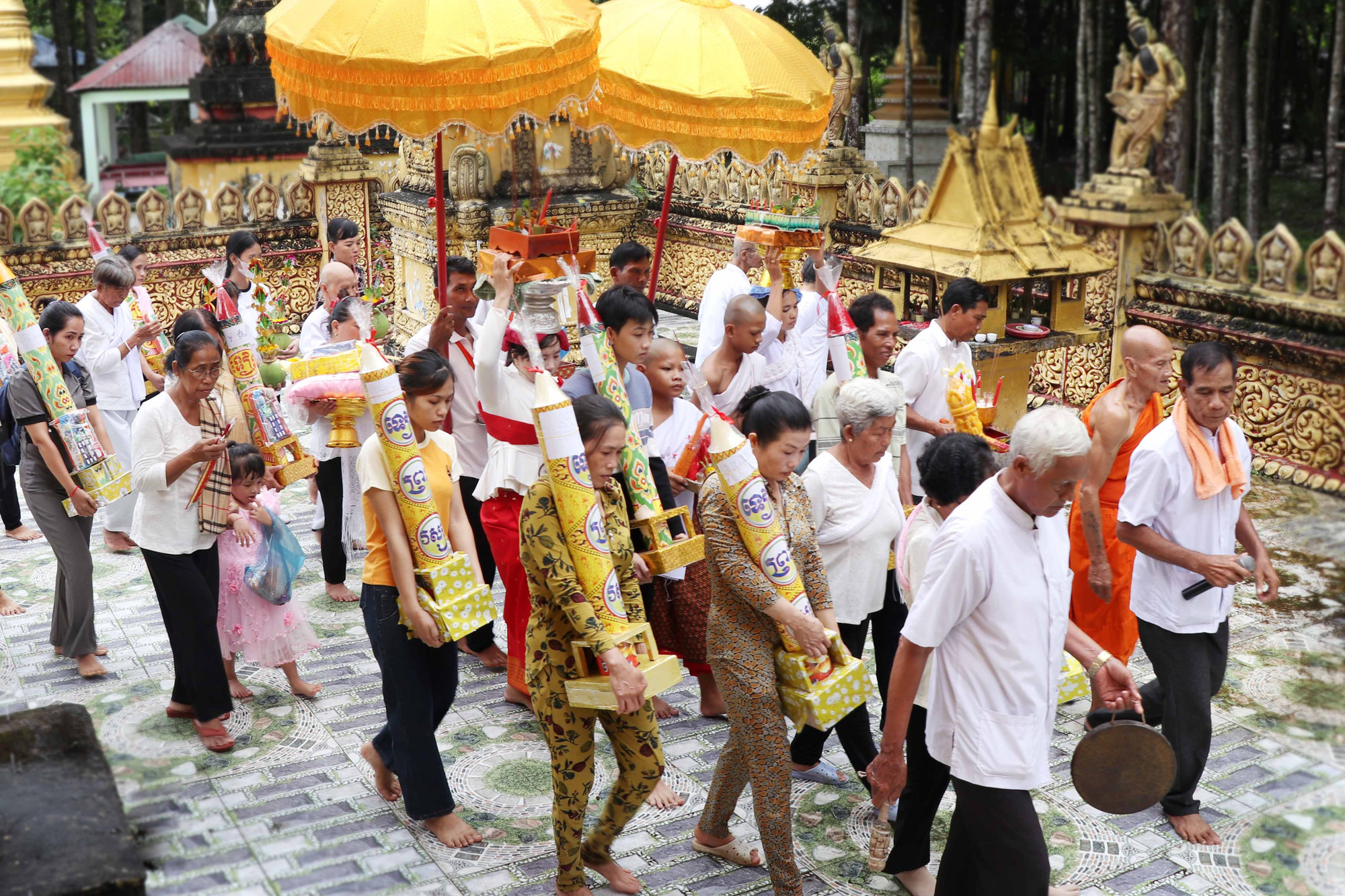 ពុទ្ធបរិស័ទលើកស្ទួយទៀនវស្សា ដង្ហែប្រទាក់ក្សិណជុំវិញព្រះវិហារបីជុំ ដើម្បីឧទ្ទិសបុណ្យកុសលដល់បុគ្គលដែលបានចែកឋានទៅហើយ ឆាប់បានទៅកើតទីសុខសួគ៌ និងបួងសួងសុំពរជ័យ 2a-nhapha.jpg