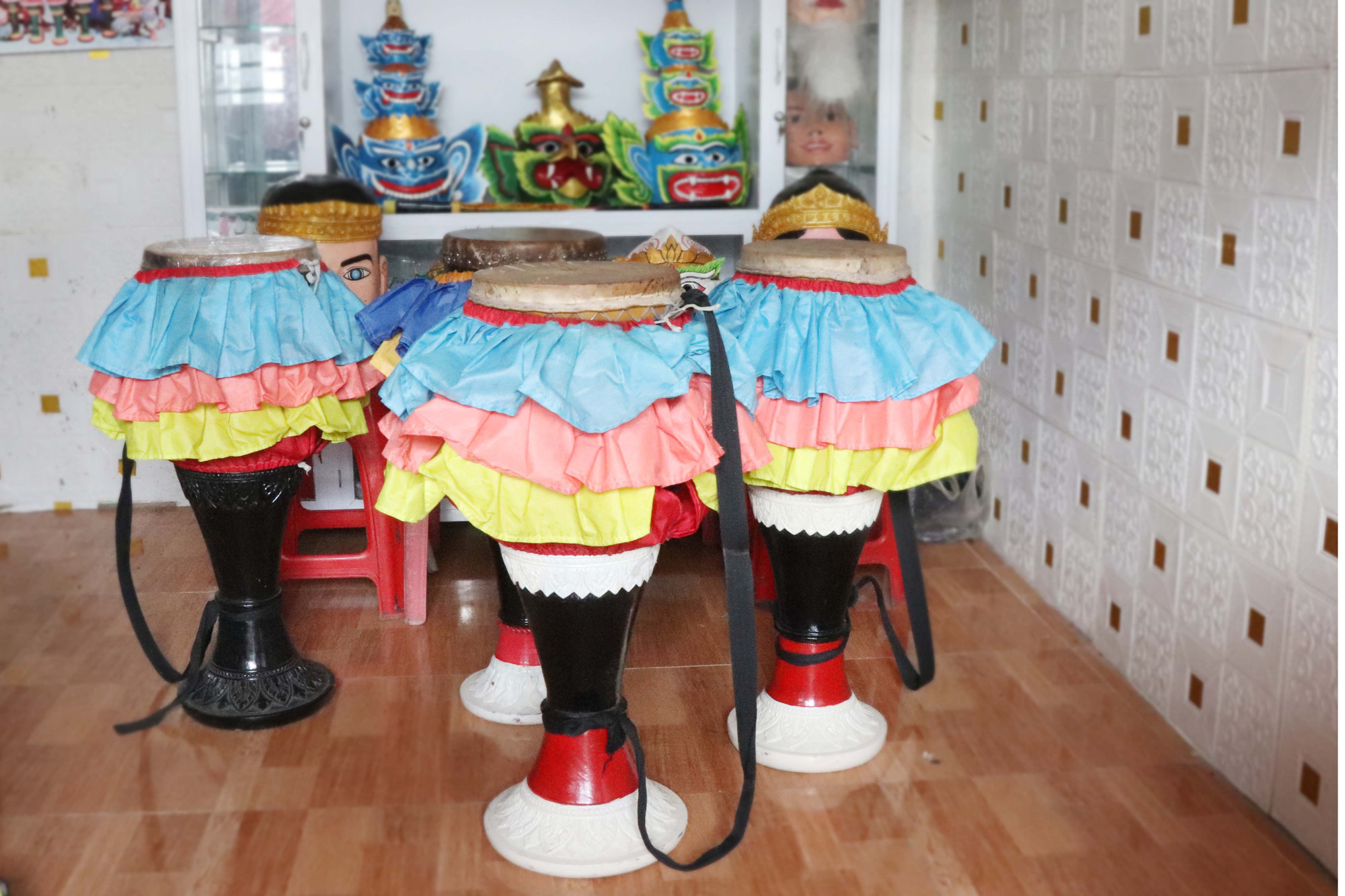 ពេលរំលឹកដល់រាំឆៃយ៉ាំ ឧបករណ៍មិនអាចខ្វះនោះគឺស្គរ។ ស្គរឆៃយ៉ាំត្រូវបានតុបតែងដោយពណ៌ចម្រុះបង្កើតឱ្យមានការចាប់អារម្មណ៍ខ្លាំង ហើយទាក់ទាញភ្នែក។ d1-chhaydam.jpg