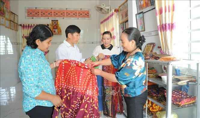 ភ្ញៀវទេសចររីករាយនឹងផលិតផលអំបោះសង្កិមរបស់ប្រជាជនខ្មែរនៅឃុំ វ៉ាន់យ៉ាវ ទីរួខេត្ត ទិញបៀន ខេត្ត អានយ៉ាង tho-cam-160220251234.jpg