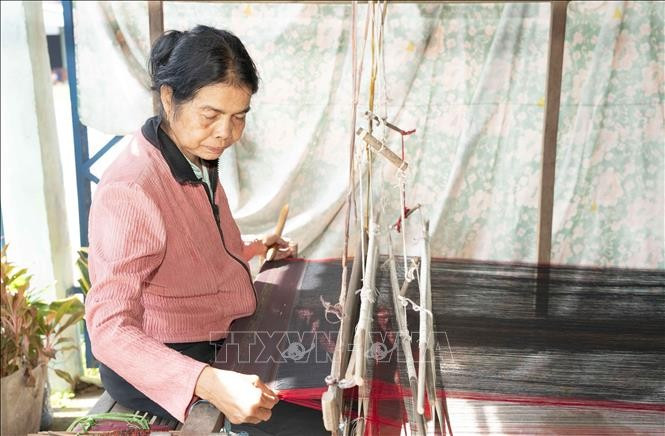 សិប្បករ នាង សាម៉ន បានផ្សារភ្ជាប់របរត្បាញសំពត់សង្គិមខ្មែរ ជាង ៥០ឆ្នាំមកហើយ ហើយបានបន្តបង្រៀនសិប្បកម្មប្រពៃណីដល់មនុស្សជំនាន់ក្រោយ សិប្បករ នាង សាម៉ន បានផ្សារភ្ជាប់របរត្បាញសំពត់សង្គិមខ្មែរ ជាង ៥០ឆ្នាំមកហើយ ហើយបានបន្តបង្រៀនសិប្បកម្មប្រពៃណីដល់មនុស្សជំនាន់ក្រោយ
