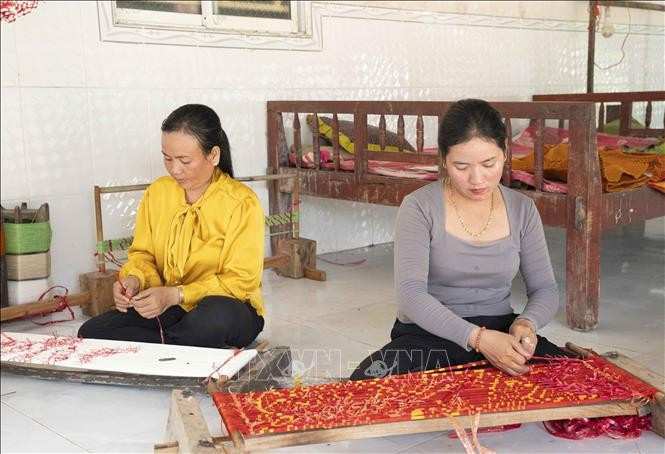 ជាងតម្បាញ "ចាប់កប្បាស" យ៉ាងល្អិតល្អន់ ដើម្បីបង្កើតរូបរាងនៅលើក្តាកីនីមួយៗ tho-cam-160220251.jpg