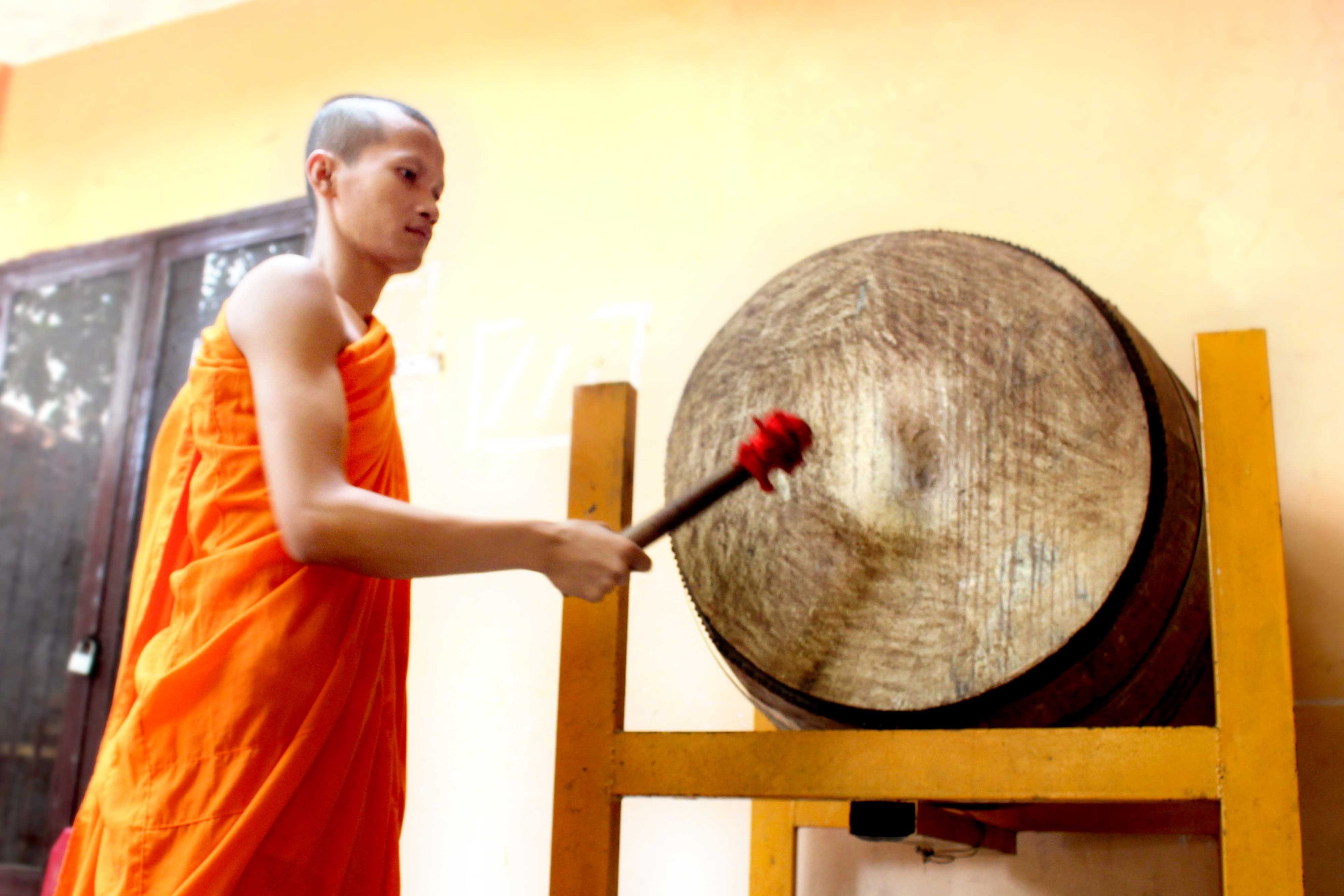 វត្តអារាមខ្មែរមានទម្លាប់ទូងស្គរក្នុងវស្សាបីខែ។ ដោយសារកាលពីដើមមិនទាន់មាននាឡិកាប្រាប់ម៉ោង បានជាវត្តខ្មែរតែងវាយស្គរដើម្បីដាស់រំលឹកពេលវេលាដល់ពុទ្ធបរិស័ទនិងព្រះសង្ឃ d1.jpg