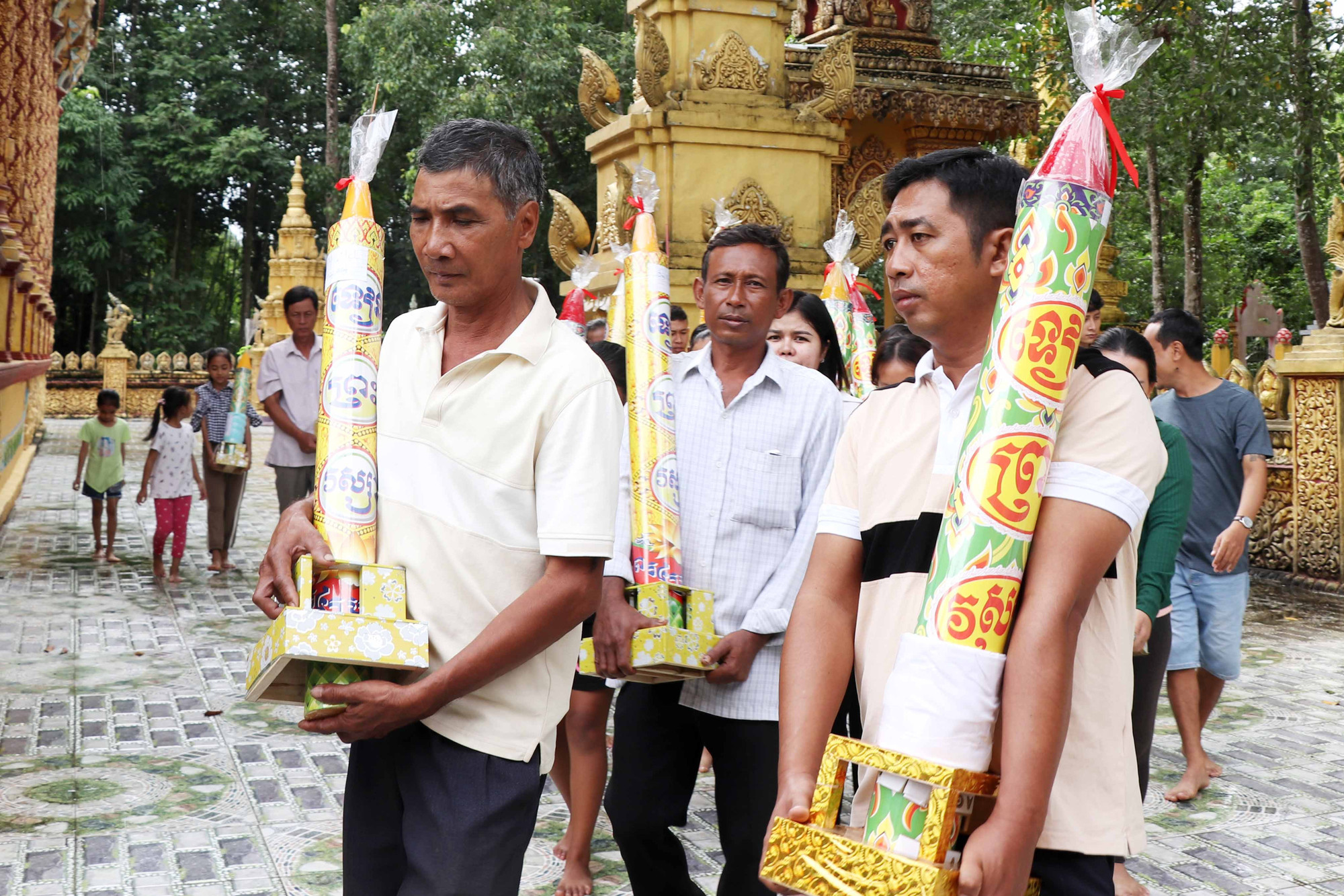ទៀនវស្សាគឺនិមិត្តសញ្ញានៃពន្លឺប្រាជ្ញានិងភាពភ្លឺស្វាង ពុទ្ធបរិស័ទស្ទួយទៀននូវដៃដើម្បីប្រគេនចំពោះព្រះសង្ឃ 2c-nhapha.jpg