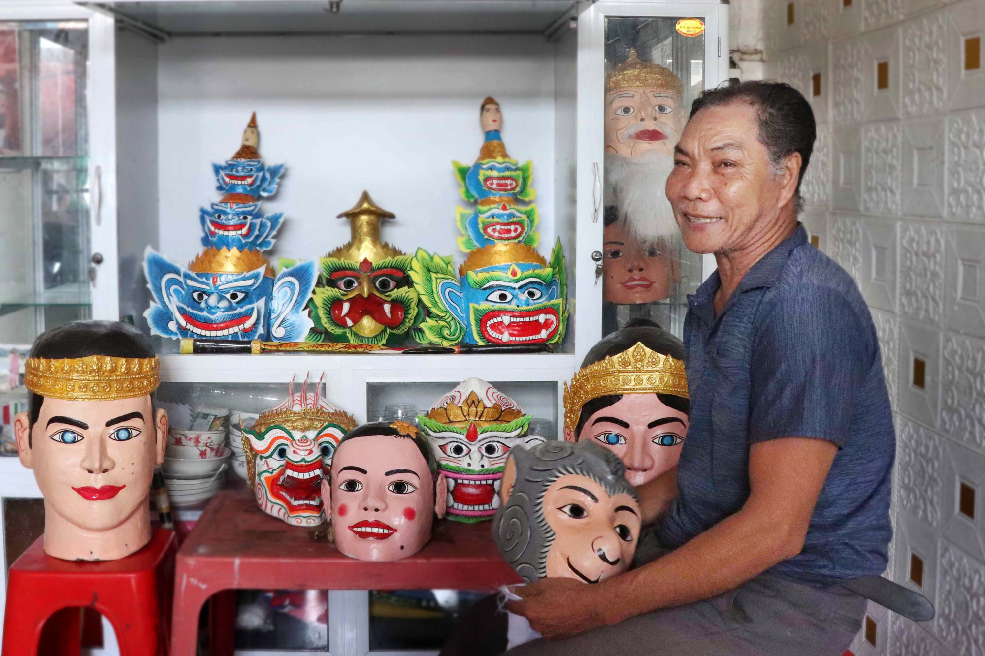 សិប្បករ ថាច់ ទុង ឧទេ្ទសនាមប្រភេទរបាំងមុខដែលលោកបានច្នៃផ្ទាល់ រក្សាទុកនៅក្នុងទូកញ្ចក់។ a1-chhaydam.jpg