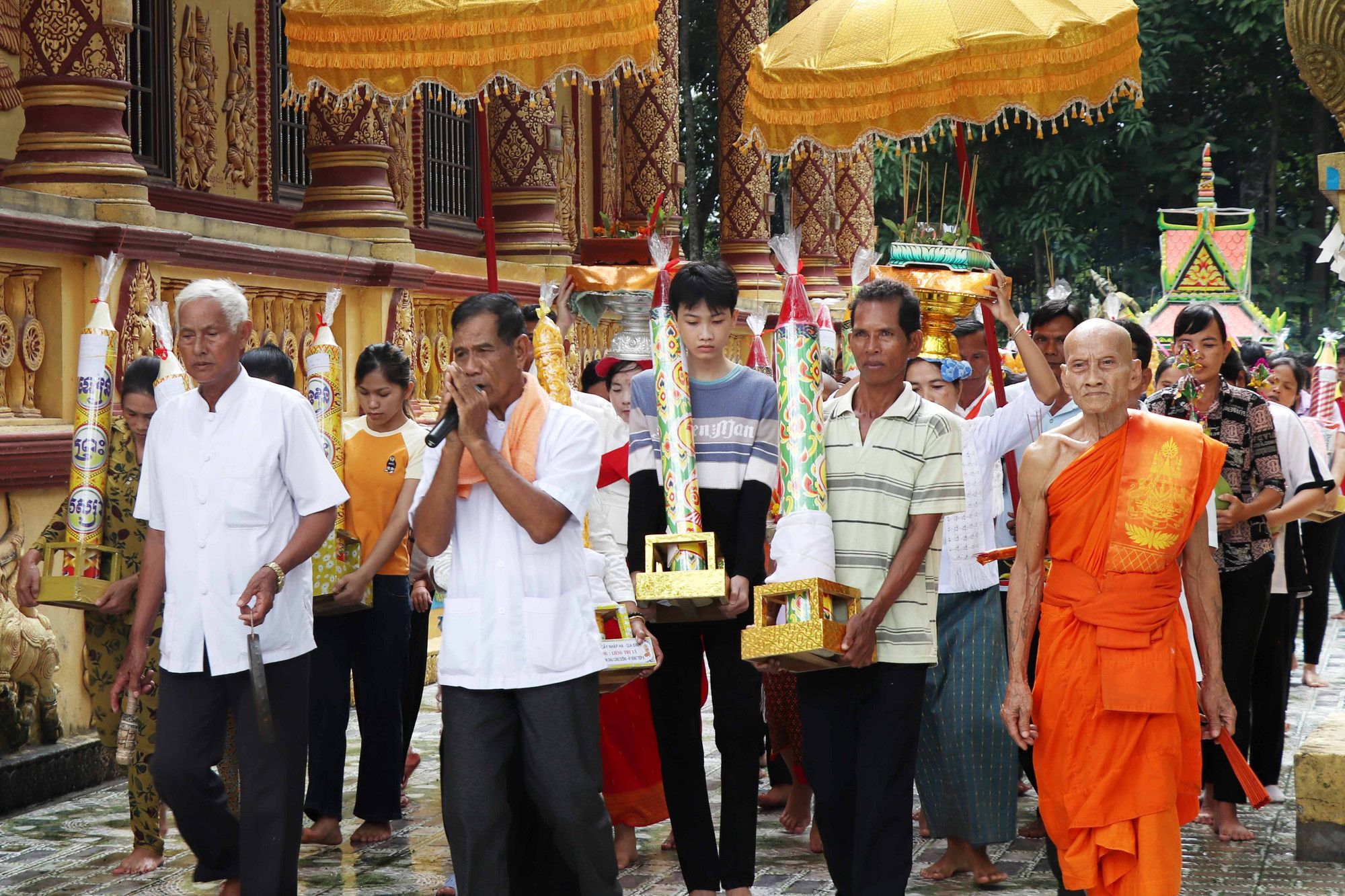 ពុទ្ធបរិស័ទនាំយកទៀនវស្សា និងបច្ច័យ ៤ ទៅវត្តដើម្បីធ្វើពិធីកិច្ចវេរប្រគេនព្រះសង្ឃ ពិធីកិច្ចវេរទៀនវស្សាគឺមិនអាចខ្វះបានក្នុងពិធីបុណ្យចូលព្រះវស្សារបស់ព្រះភិក្ខុសង្ឃ 2b-nhapha.jpg