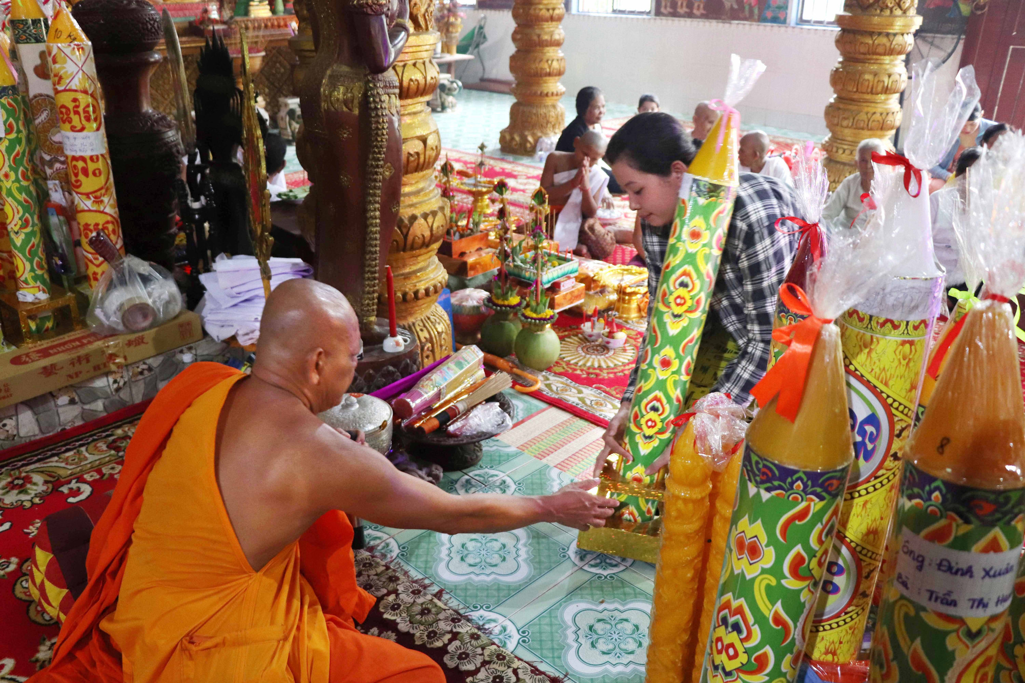 ពុទ្ធបរិស័ទ ខ្មែរ នាំយកទៀនវស្សា និងបច្ច័យ ៤ ប្រគេនព្រះភិក្ខុសង្ឃនៅវត្ត សុធម្មាវត្តីអរីយទេព កំពង់ទ្រព្យ ភូមិ បឹងទ្រព្យ ឃុំ អាននិញ ទីក្រុង កឹនធើ 1-nhapha.jpg