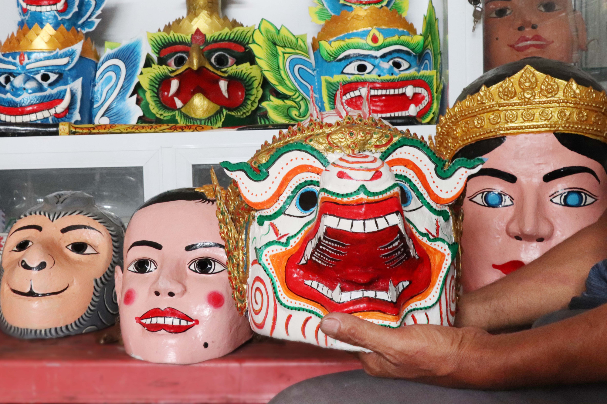 របាំងមុខត្រូវបានតុបតែងលម្អ លាបពណ៌ទៅតាមតួអង្គនីមួយៗ ដូចជា យក្ស ហនុមាន មហាក្សត្រិយានី ព្រះនាង ឬមុខអមាត្រ តួអង្គនីមួយៗមានស្តង់ដាររៀងៗខ្លួន។ a2-chhaydam.jpg
